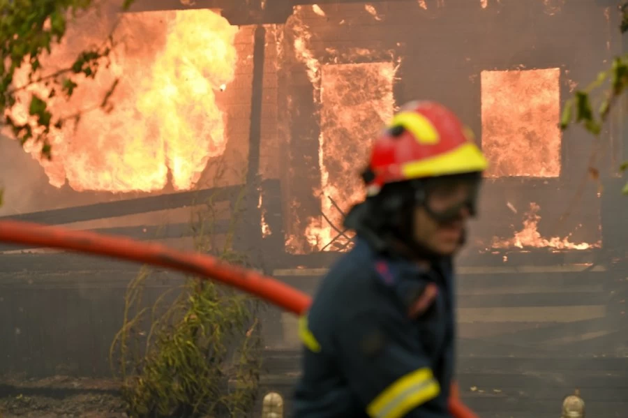 Φωτιά στη Βαρυμπόμπη: 24χρονη εθελόντρια έσβηνε φωτιές των γειτόνων της την ώρα που καιγόταν το σπίτι της
